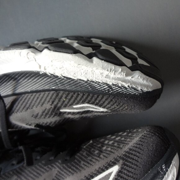 SIZE 8.5. HOKA One One Clifton 9 athletic sneakers shoes. - Picture 16 of 16